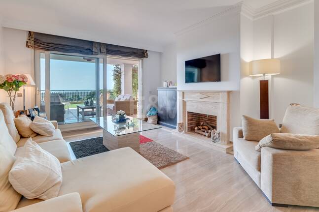 Exclusivo Apartamento con Jardín y Vistas al Mar en Condado de Sierra Blanca