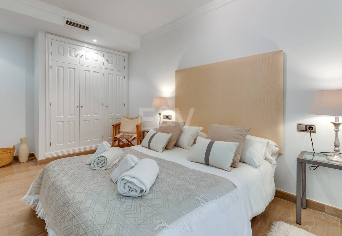 Exclusivo Apartamento con Jardín y Vistas al Mar en Condado de Sierra Blanca