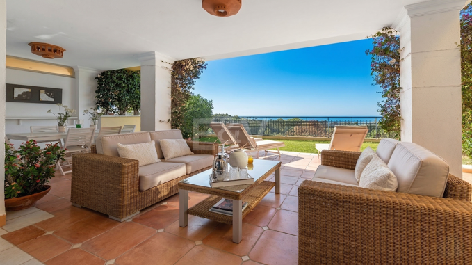 Exclusivo apartamento con jardín y vistas al mar en Condado de Sierra Blanca