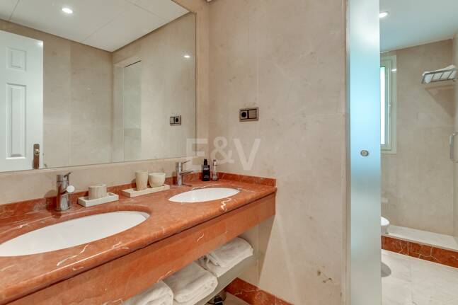 Exclusivo Apartamento con Jardín y Vistas al Mar en Condado de Sierra Blanca