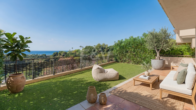 Exclusivo apartamento con jardín y vistas al mar en Condado de Sierra Blanca