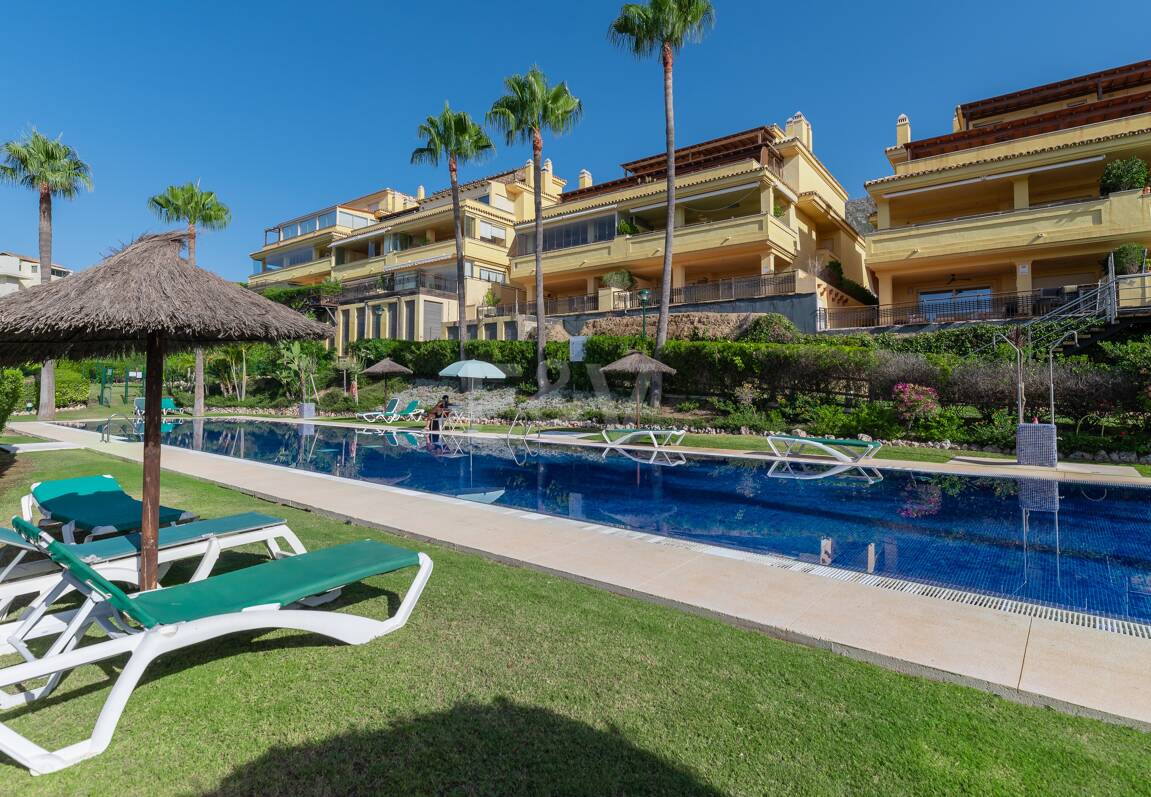 Exclusivo Apartamento con Jardín y Vistas al Mar en Condado de Sierra Blanca