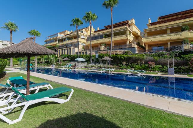 Exclusivo Apartamento con Jardín y Vistas al Mar en Condado de Sierra Blanca