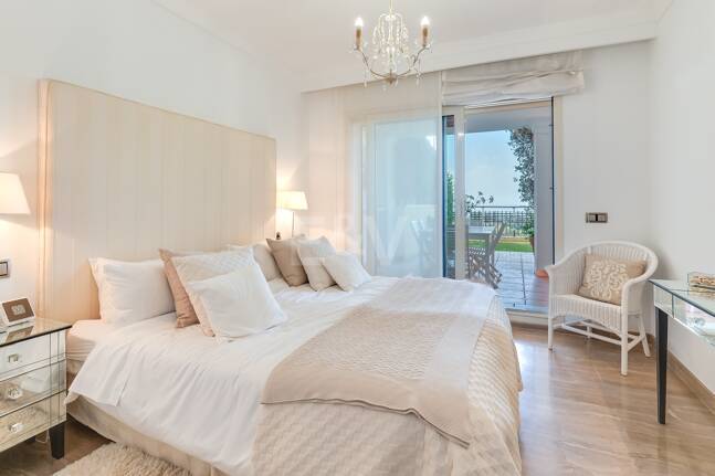 Exclusivo Apartamento con Jardín y Vistas al Mar en Condado de Sierra Blanca