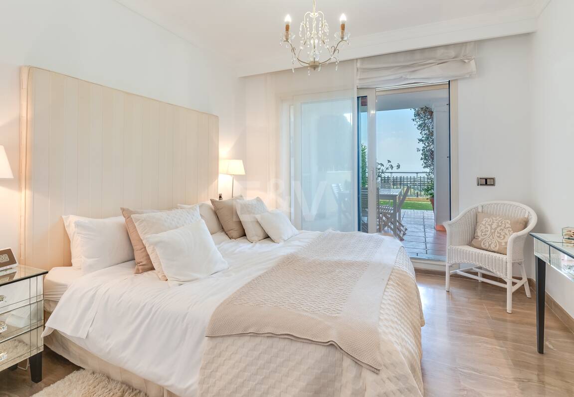 Exclusivo Apartamento con Jardín y Vistas al Mar en Condado de Sierra Blanca