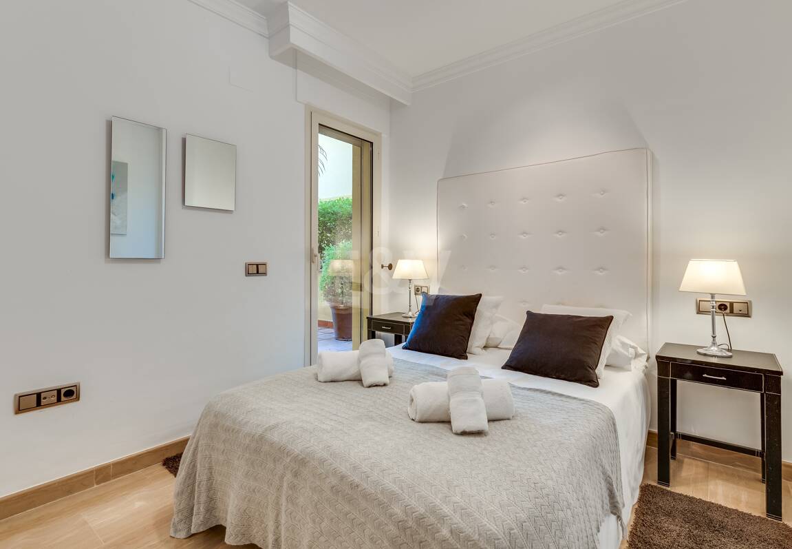 Exclusivo Apartamento con Jardín y Vistas al Mar en Condado de Sierra Blanca