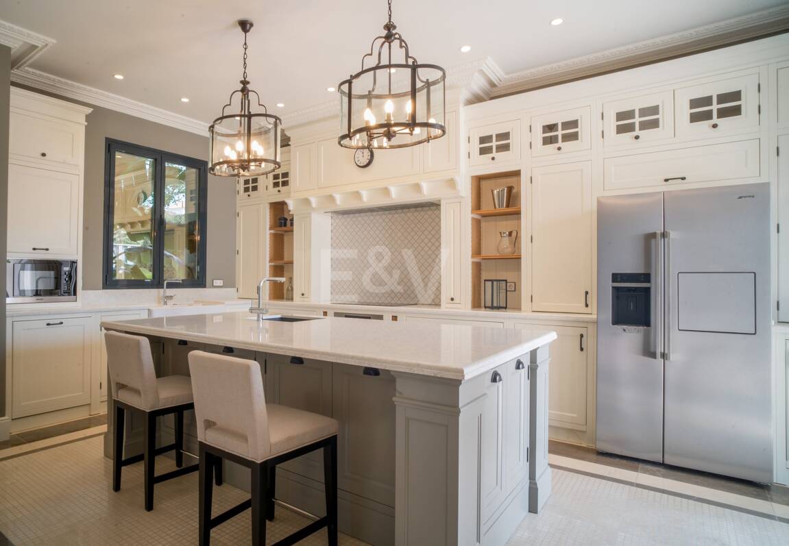 Lyxvilla med havsutsikt i exklusiva Los Flamingos Golf