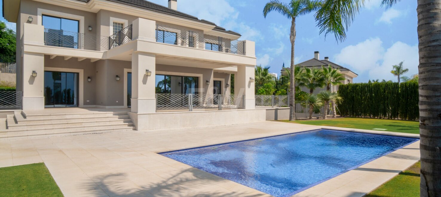 Villa de Lujo con Vistas al Mar en Los Flamingos Golf