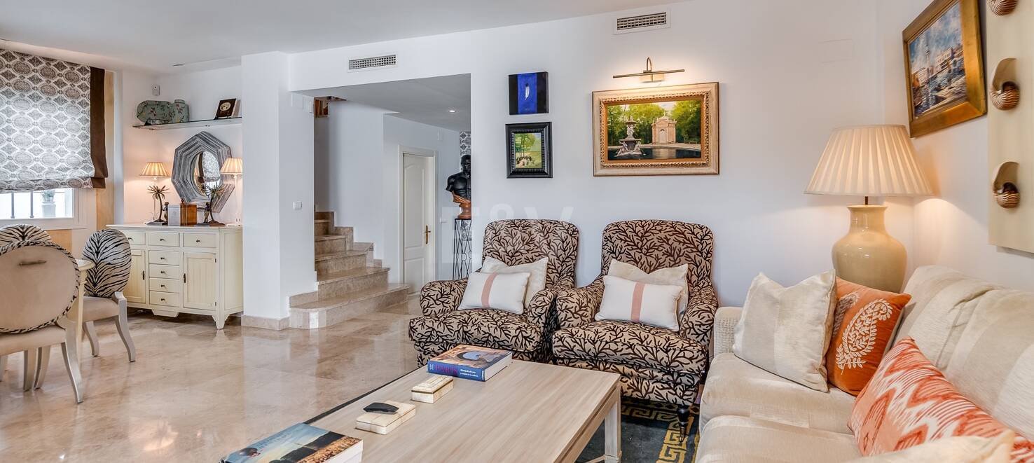 Ljust radhus med poolutsikt i Los Naranjos de Marbella