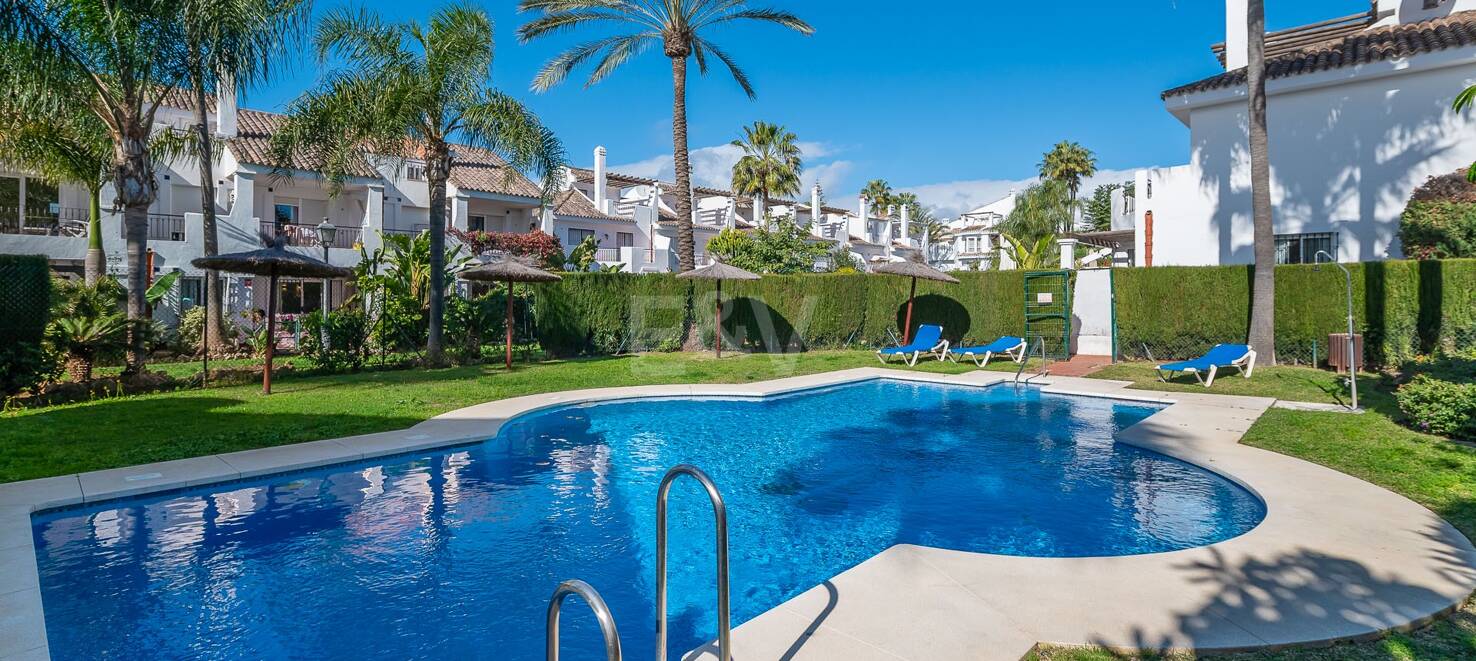 Ljust radhus med poolutsikt i Los Naranjos de Marbella