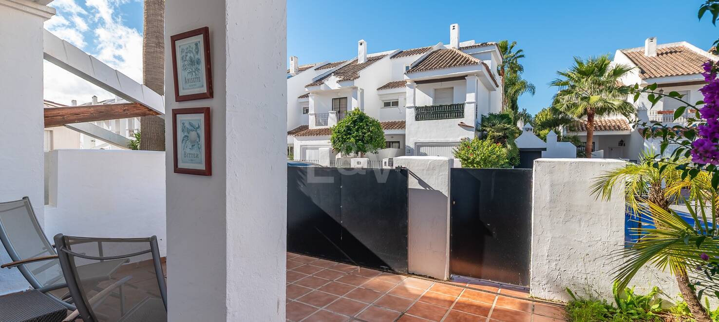 Ljust radhus med poolutsikt i Los Naranjos de Marbella