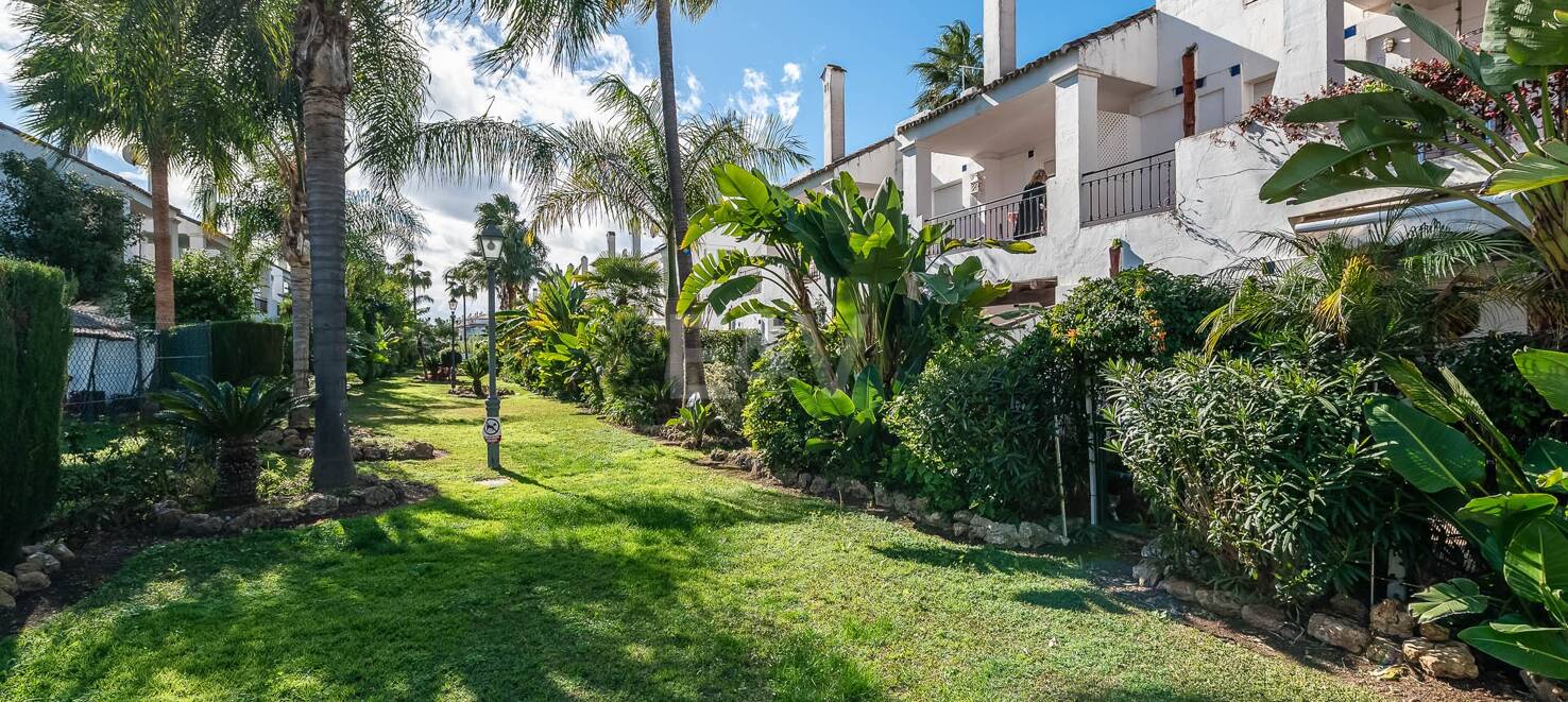 Ljust radhus med poolutsikt i Los Naranjos de Marbella