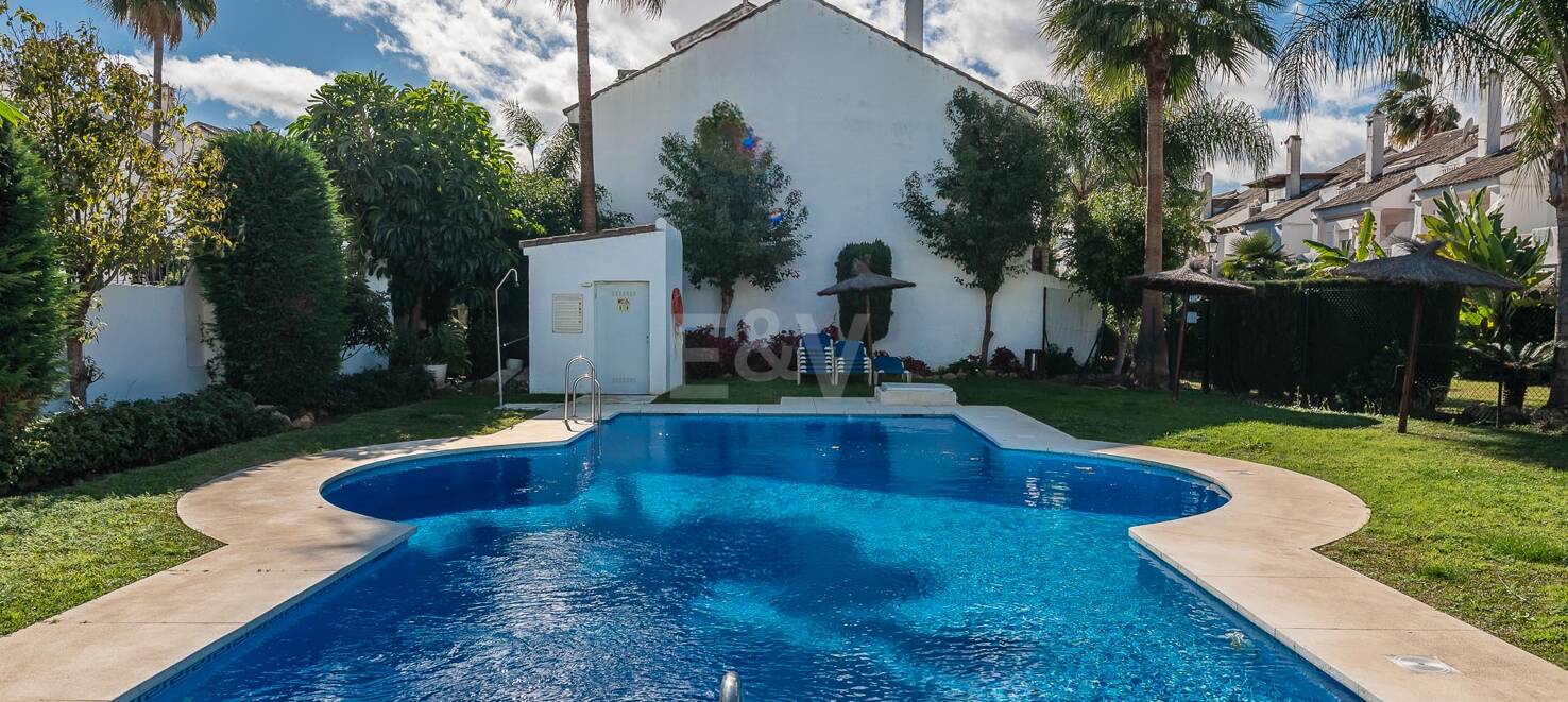 Ljust radhus med poolutsikt i Los Naranjos de Marbella