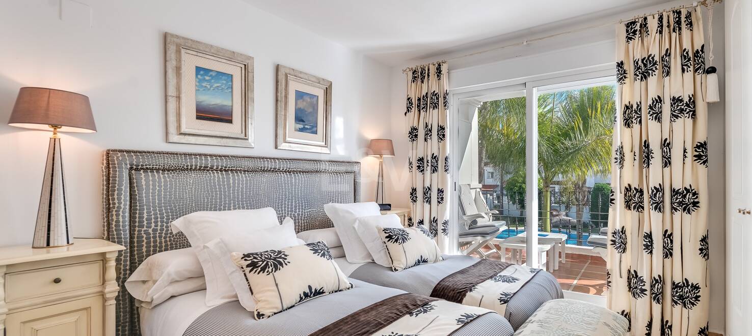 Ljust radhus med poolutsikt i Los Naranjos de Marbella