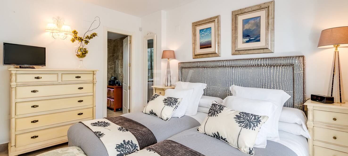 Ljust radhus med poolutsikt i Los Naranjos de Marbella
