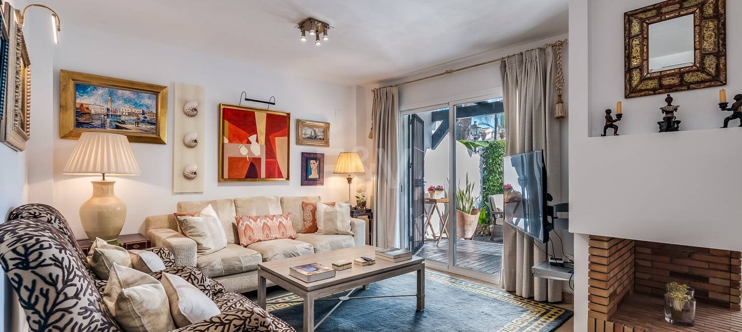 Ljust radhus med poolutsikt i Los Naranjos de Marbella