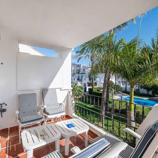 Ljust radhus med poolutsikt i Los Naranjos de Marbella