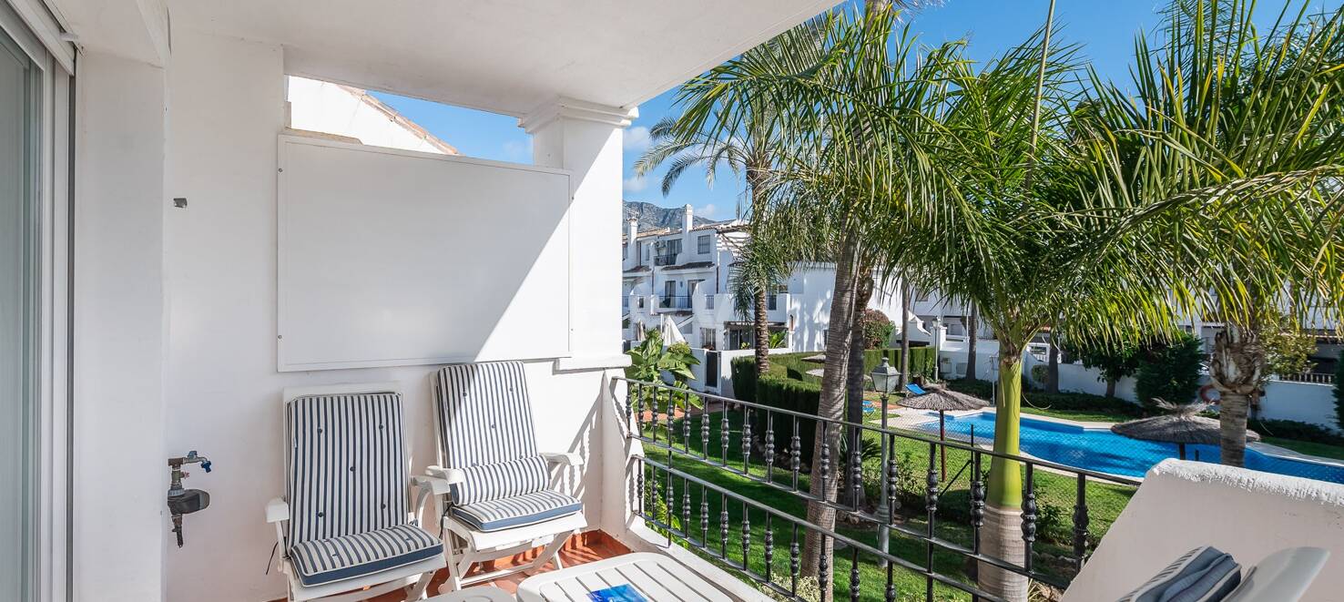 Ljust radhus med poolutsikt i Los Naranjos de Marbella