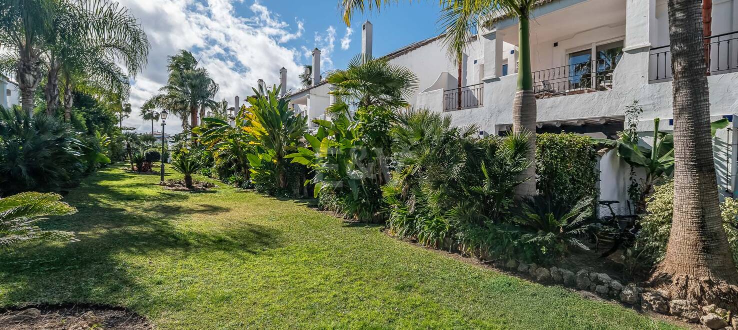 Ljust radhus med poolutsikt i Los Naranjos de Marbella