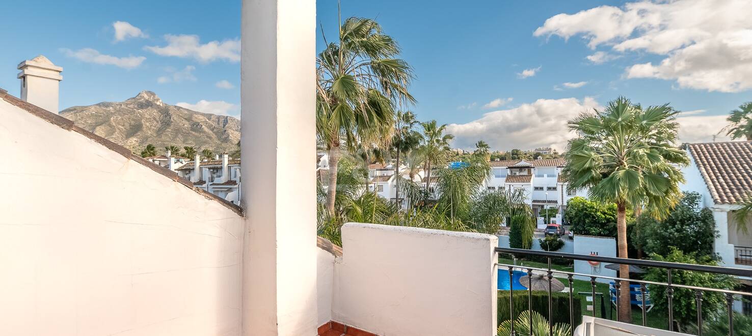 Ljust radhus med poolutsikt i Los Naranjos de Marbella