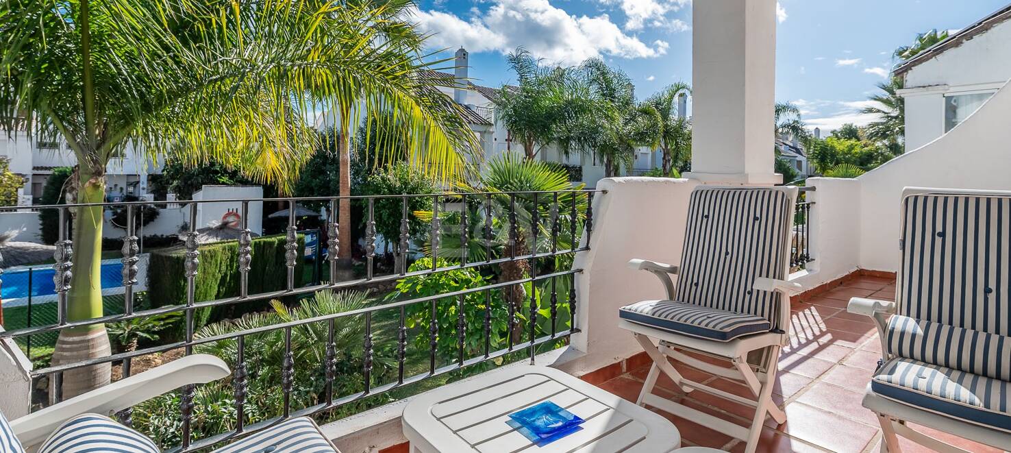Ljust radhus med poolutsikt i Los Naranjos de Marbella