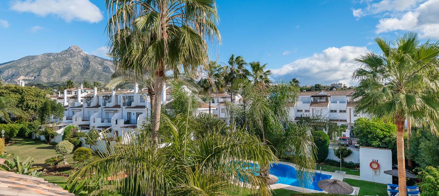 Ljust radhus med poolutsikt i Los Naranjos de Marbella
