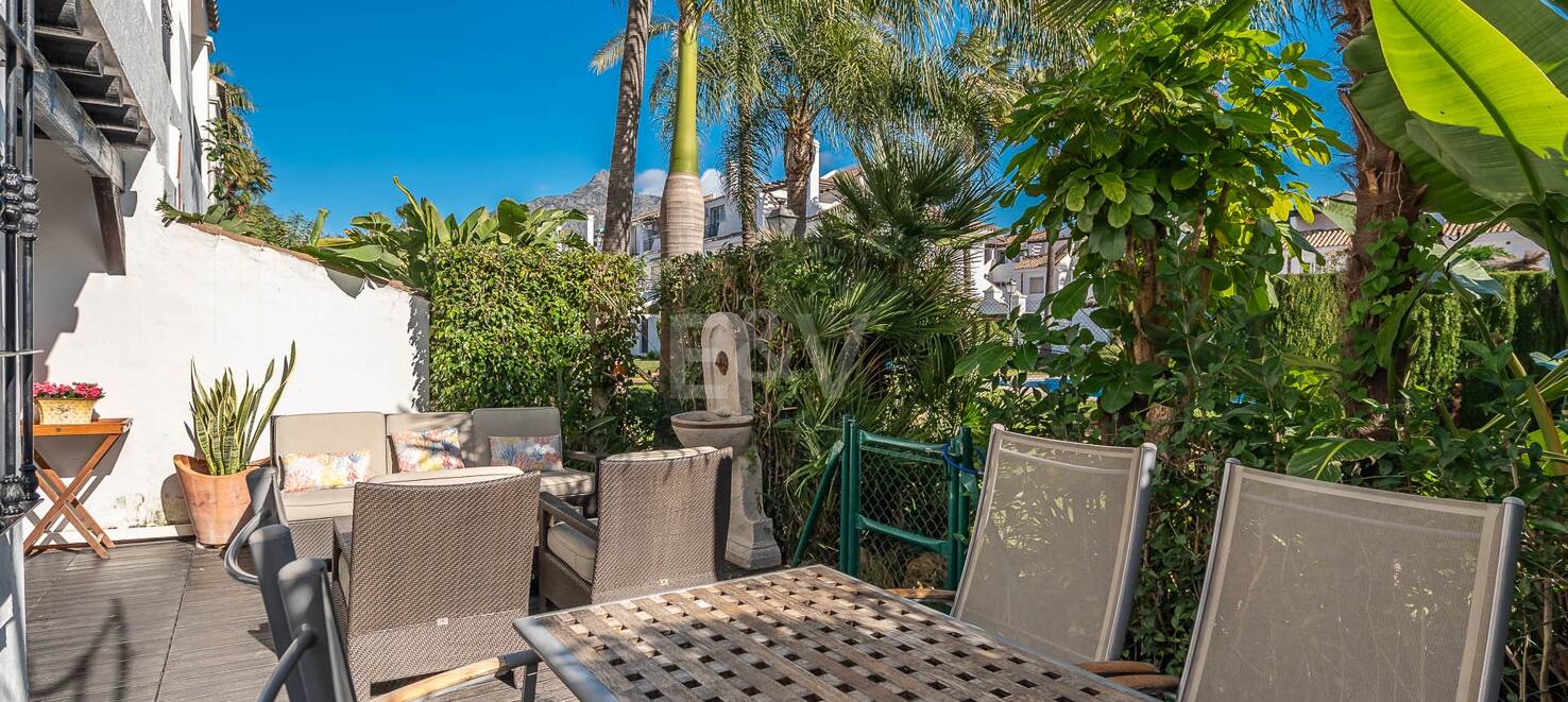 Ljust radhus med poolutsikt i Los Naranjos de Marbella