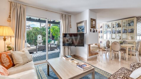 Casa adosada en Los Naranjos de Marbella con vistas panorámicas