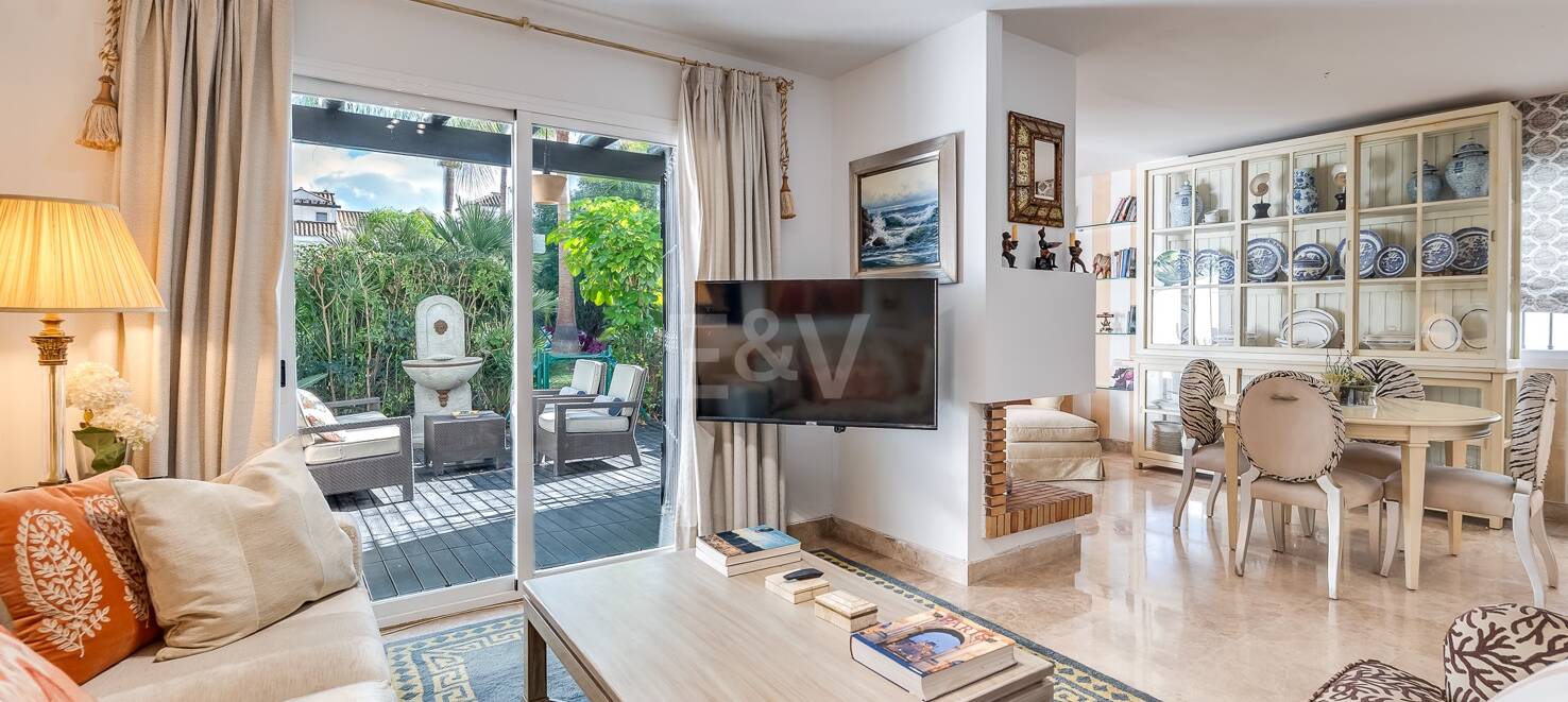 Ljust radhus med poolutsikt i Los Naranjos de Marbella