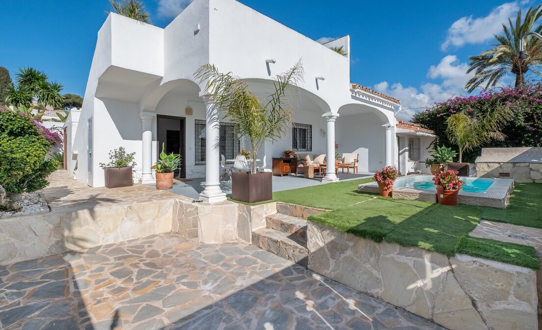 Charming three bedroom villa in Elviria, just a few metres from the beach.