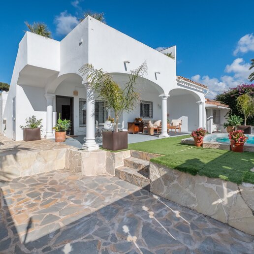 Charming three bedroom villa in Elviria, just a few metres from the beach.