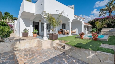 Charmante villa de trois chambres à Elviria, à quelques mètres de la plage.