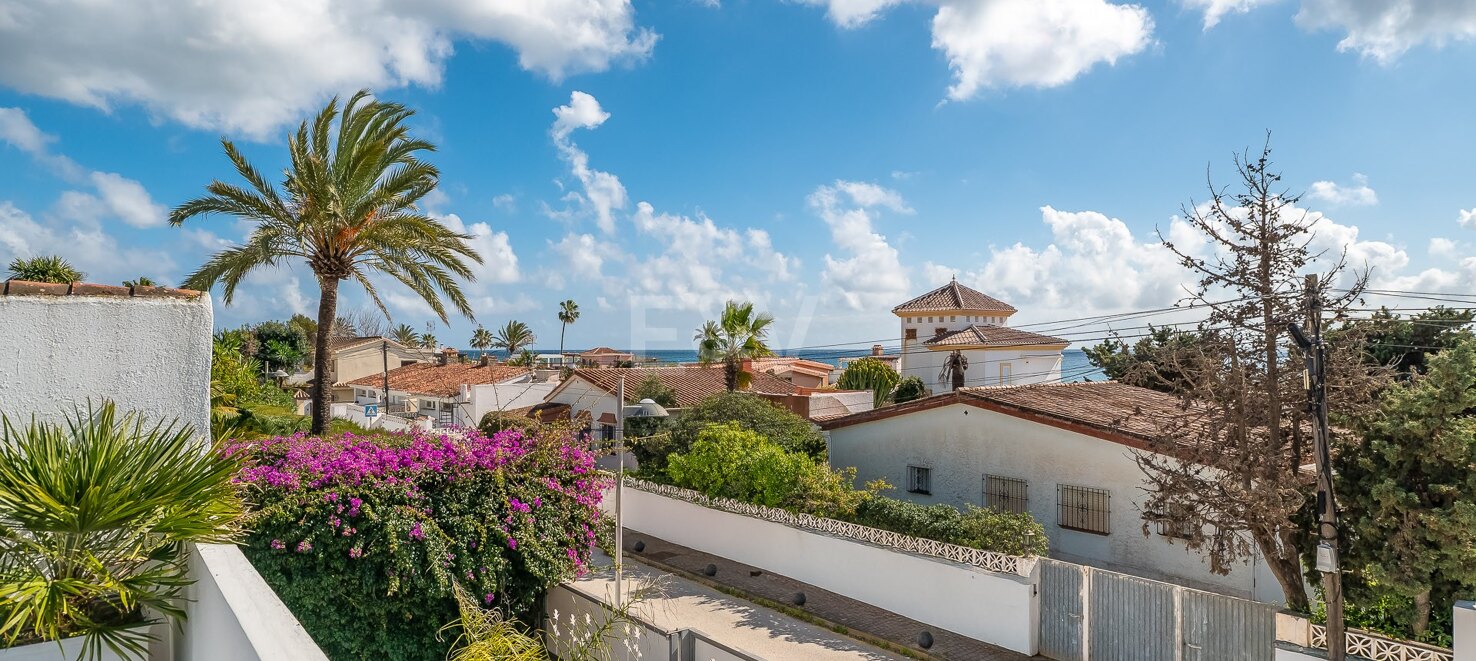 Charming three bedroom villa in Elviria, just a few metres from the beach.