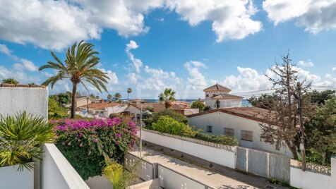 Charmante villa de trois chambres à Elviria, à quelques mètres de la plage.