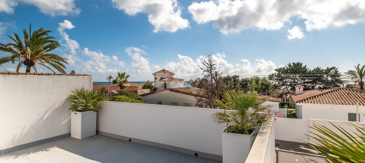 Charming three bedroom villa in Elviria, just a few metres from the beach.