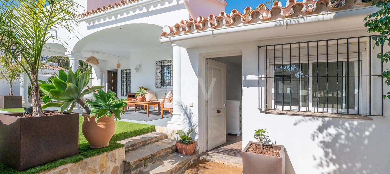 Charming three bedroom villa in Elviria, just a few metres from the beach.