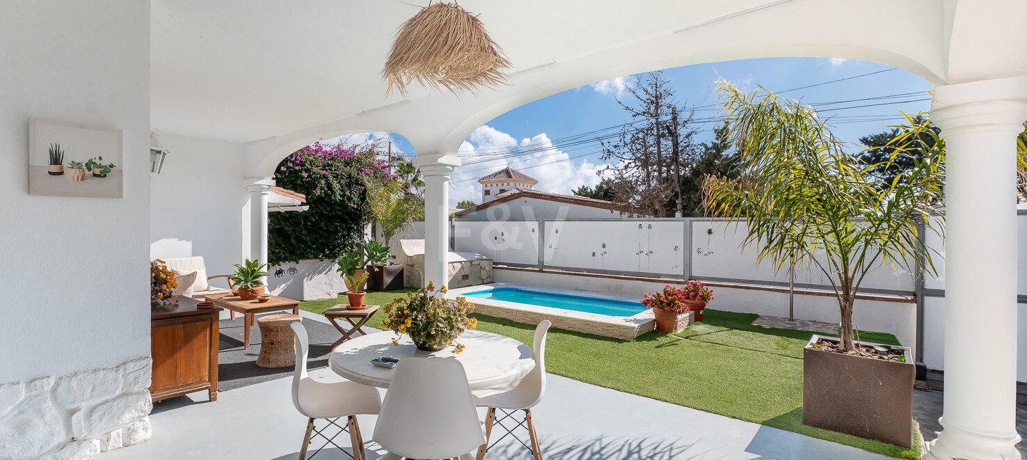 Charming three bedroom villa in Elviria, just a few metres from the beach.