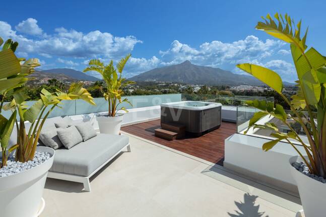 Stunning Modern Villa i Las Brisas med Breathtaking La Concha Utsikt