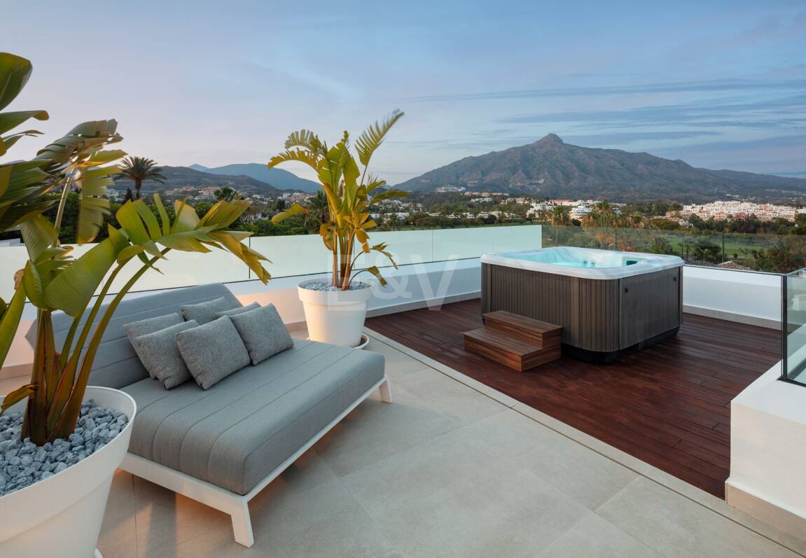 Stunning Modern Villa i Las Brisas med Breathtaking La Concha Utsikt
