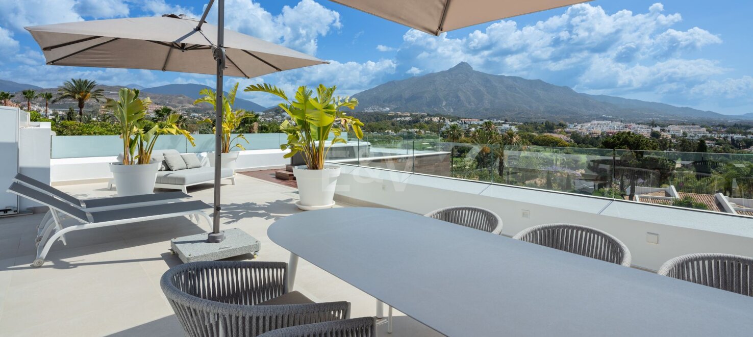 Atemberaubende moderne Villa in Las Brisas mit atemberaubendem Blick auf La Concha