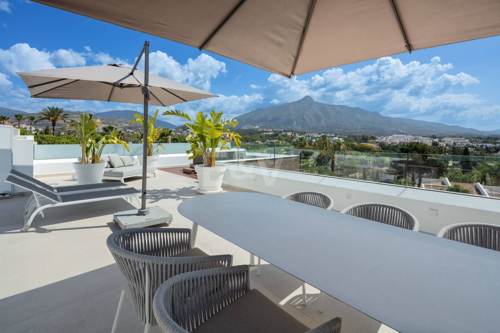 Stunning Modern Villa i Las Brisas med Breathtaking La Concha Utsikt