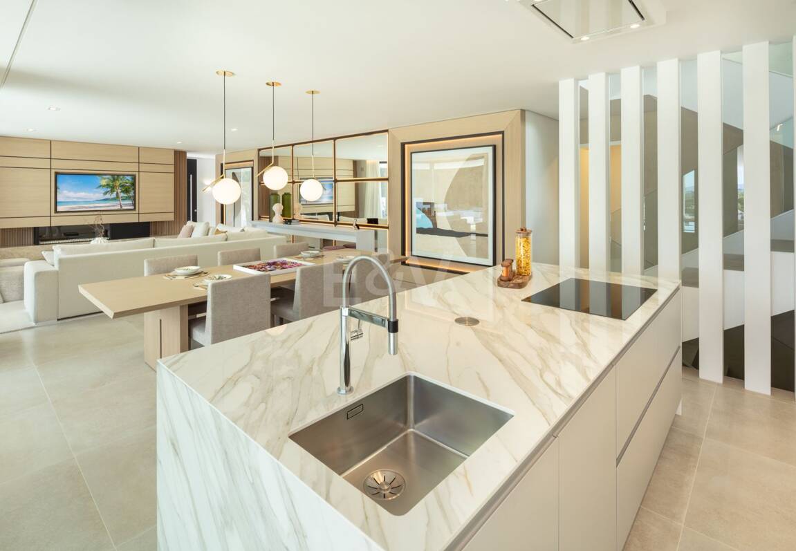 Stunning Modern Villa i Las Brisas med Breathtaking La Concha Utsikt