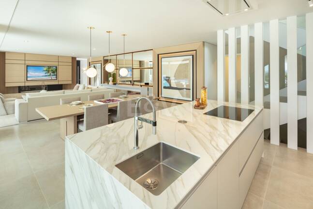 Stunning Modern Villa i Las Brisas med Breathtaking La Concha Utsikt