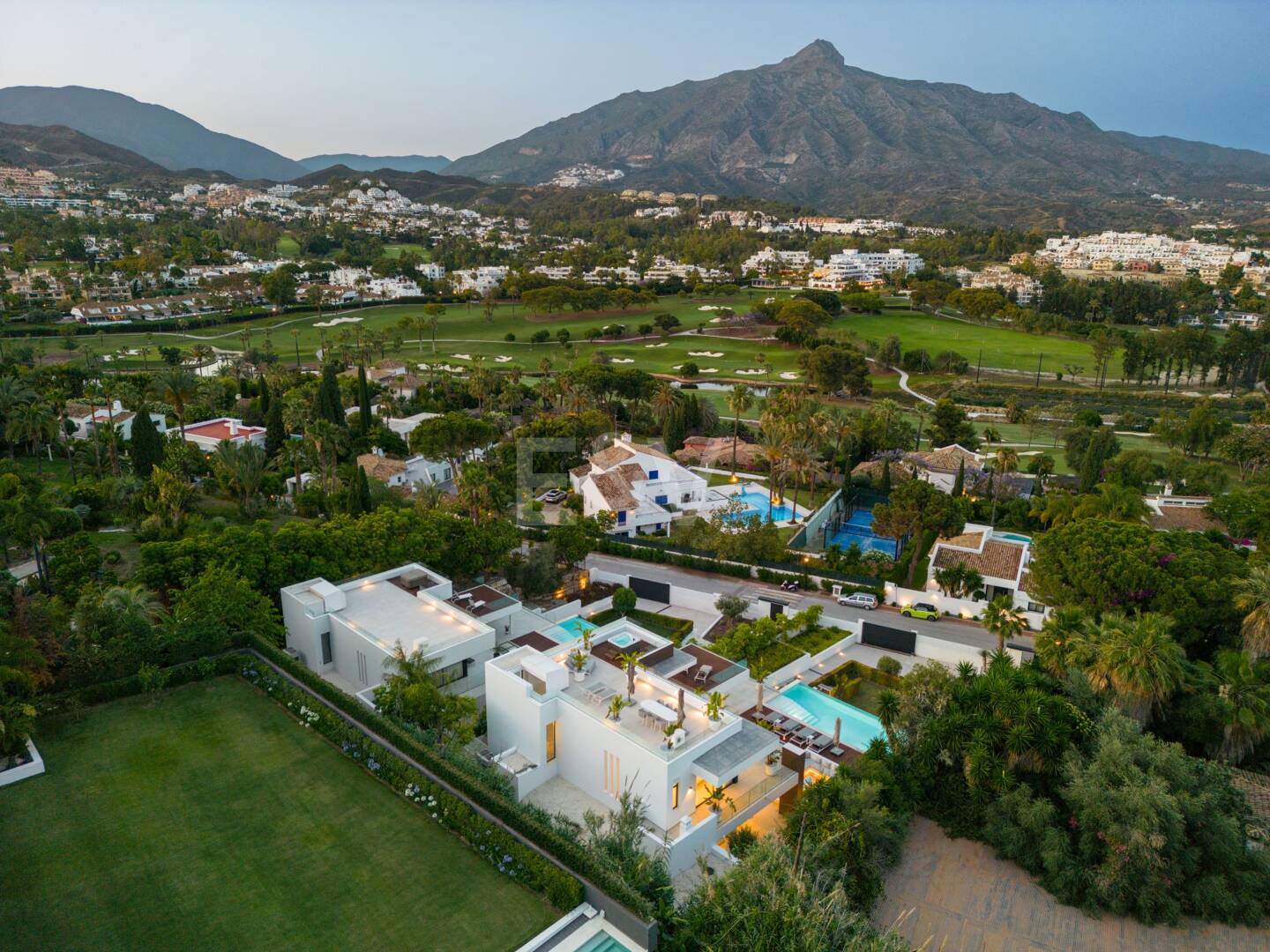 Stunning Modern Villa i Las Brisas med Breathtaking La Concha Utsikt