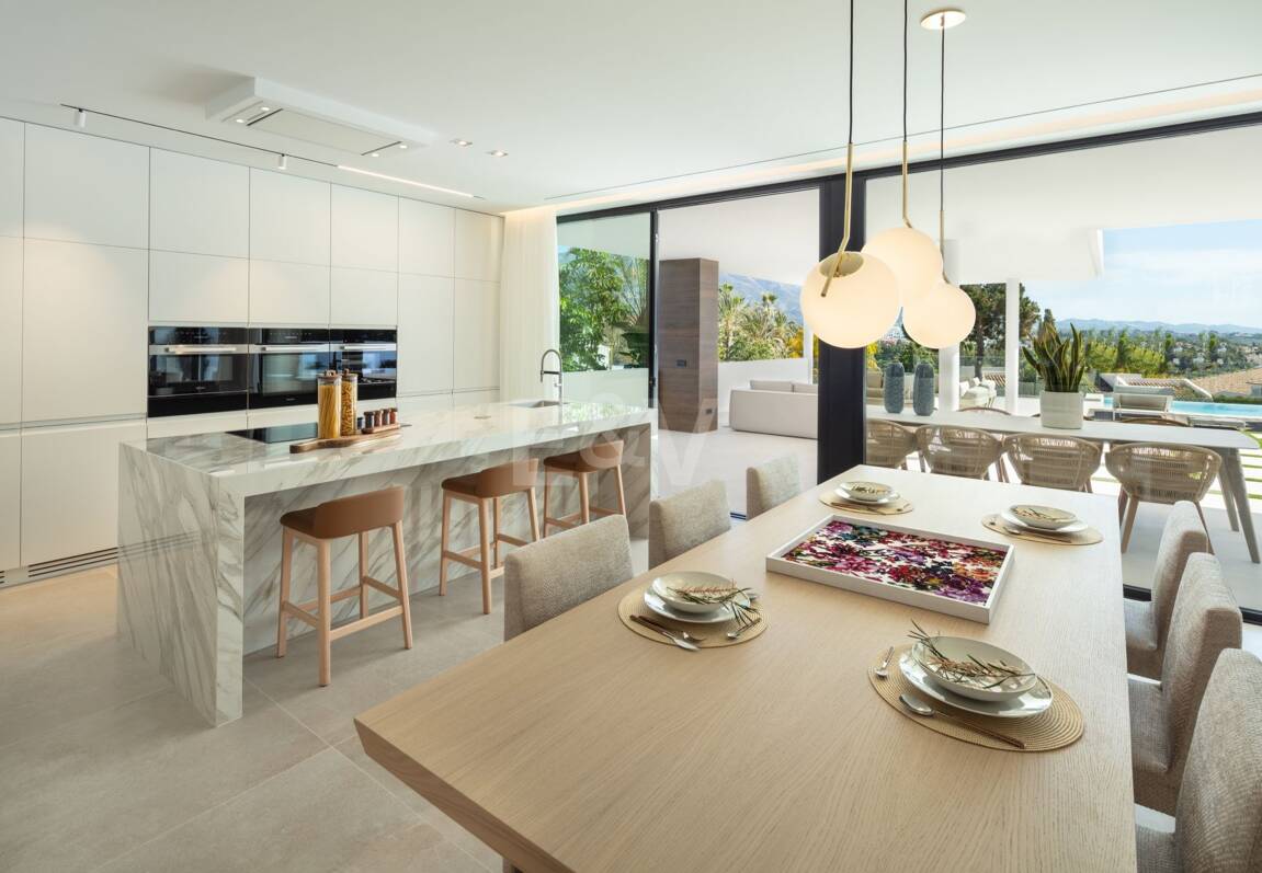 Stunning Modern Villa i Las Brisas med Breathtaking La Concha Utsikt