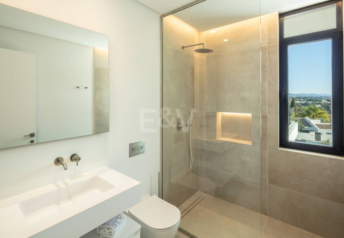 Stunning Modern Villa i Las Brisas med Breathtaking La Concha Utsikt