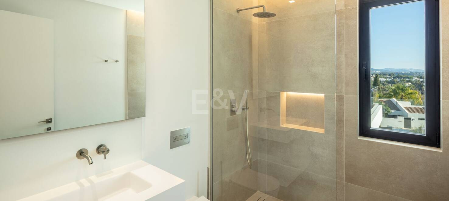 Stunning Modern Villa i Las Brisas med Breathtaking La Concha Utsikt