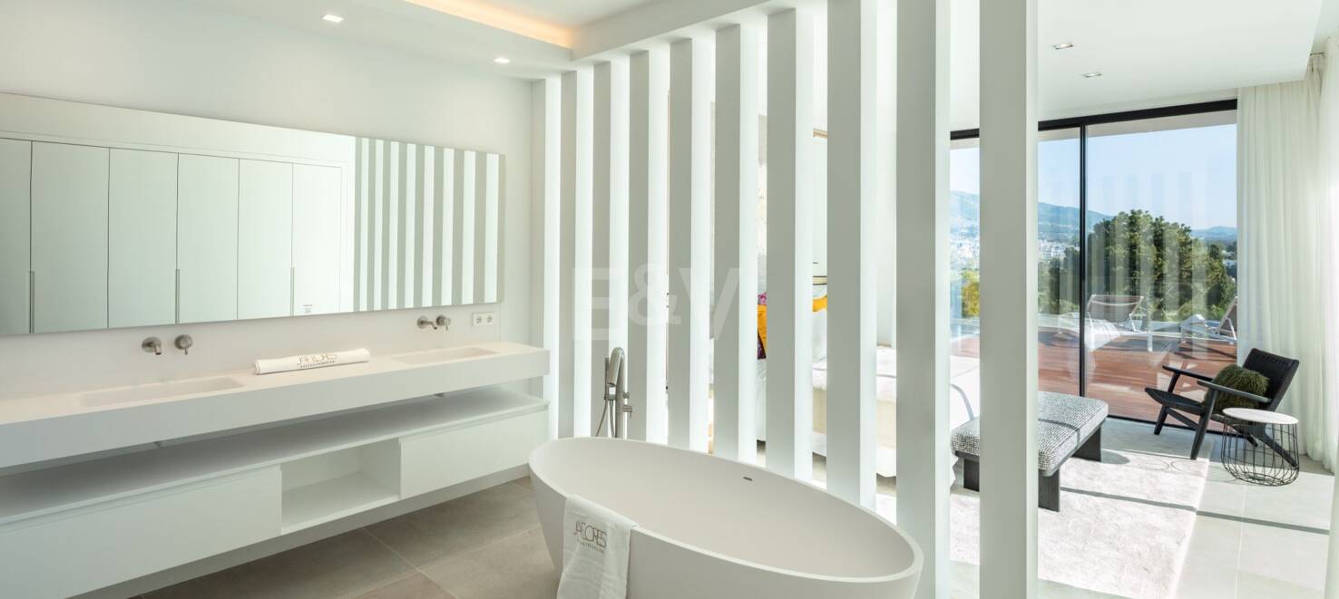 Stunning Modern Villa i Las Brisas med Breathtaking La Concha Utsikt