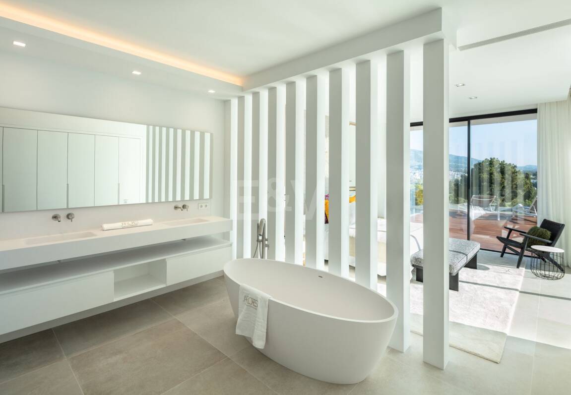 Stunning Modern Villa i Las Brisas med Breathtaking La Concha Utsikt