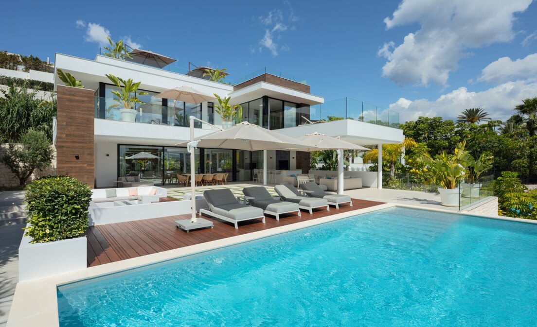 Superbe villa moderne à Las Brisas avec la Concha à couper le souffle Vues